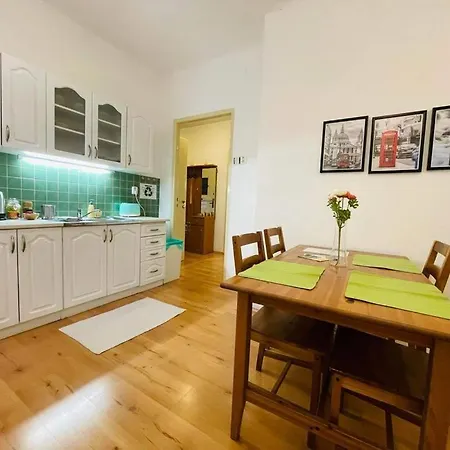 Apartment Lovely 2bdr In Center, Wifi & Self-check In